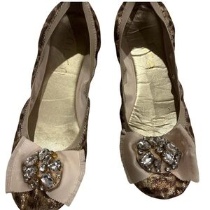 Beautiful Unisa leopard print slide with rhinestones
Only worn a few times